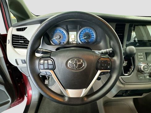 Used 2020 Toyota Sienna L image 7