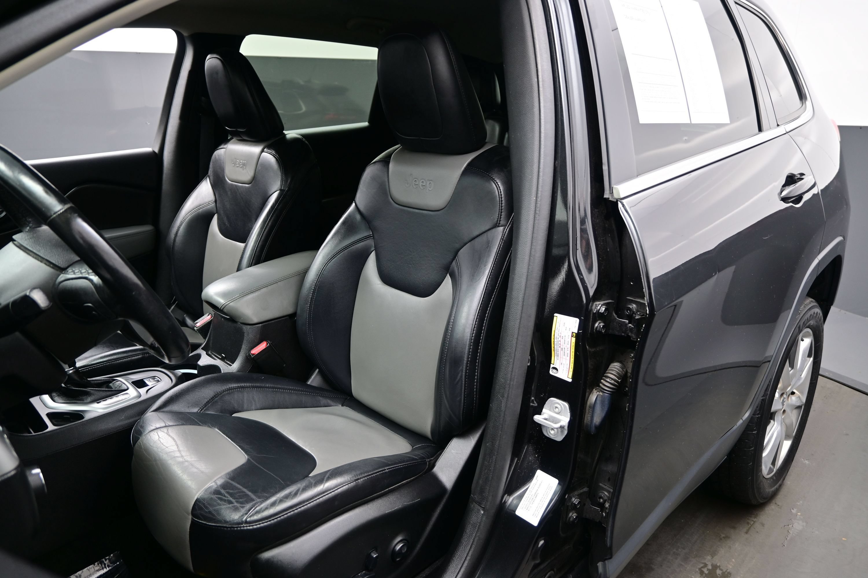 Used 2014 Jeep Cherokee Limited w/ Technology Group FWD image 12