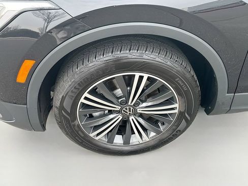 Used 2024 Volkswagen Tiguan SE image 27