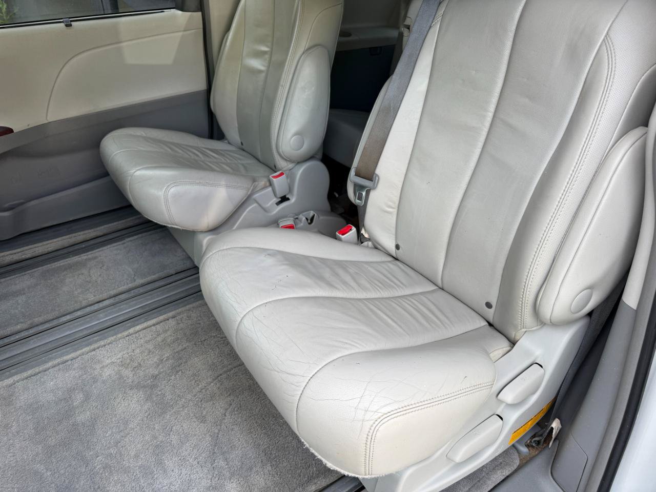 Used 2013 Toyota Sienna XLE w/ Entertainment Pkg FWD image 25