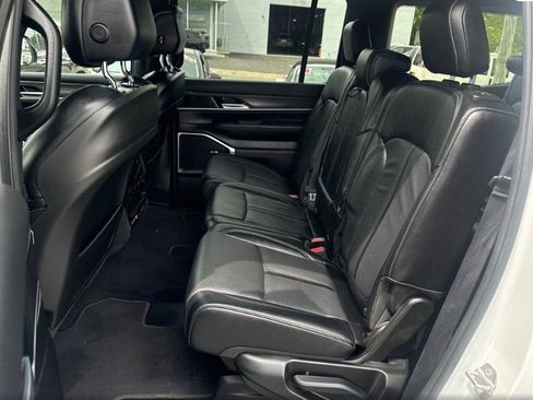 Used 2024 Jeep Wagoneer Series II w/ Flexible Seating Group AWD/4WD image 9
