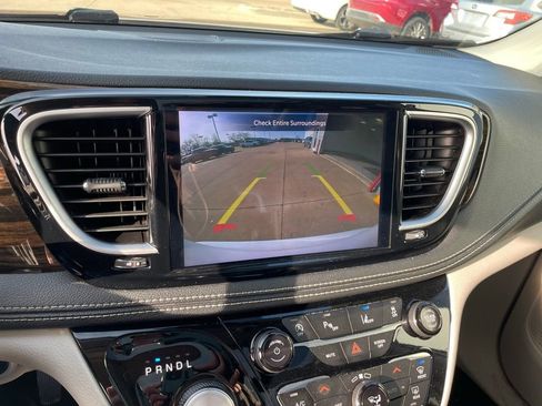 Used 2023 Chrysler Pacifica Limited image 22
