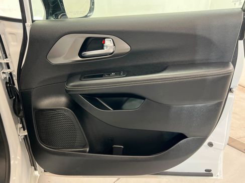 Certified 2025 Chrysler Pacifica Select FWD image 24