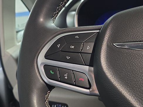 Used 2023 Chrysler Pacifica Touring-L FWD image 25
