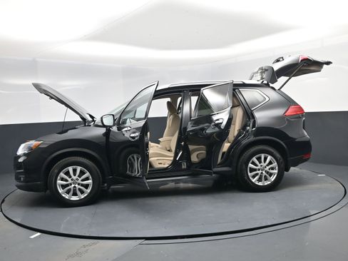 Used 2017 Nissan Rogue SV w/ SV Premium Package image 29