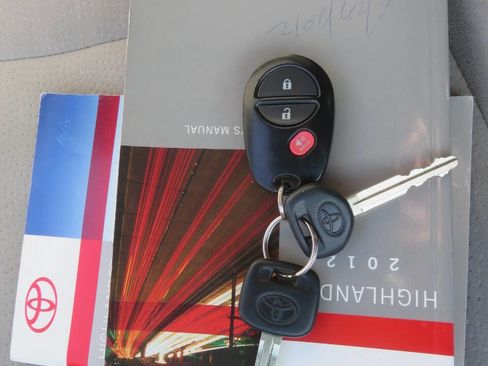 Used 2012 Toyota Highlander Base 4dr SUV (2.7L l4) image 34