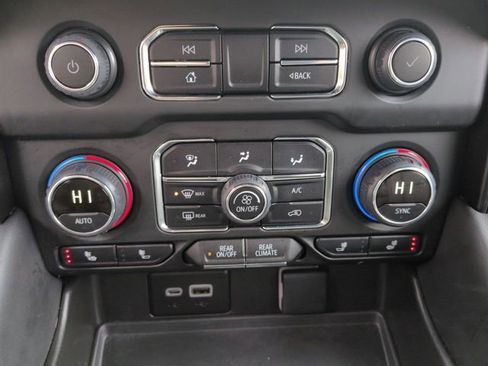 Used 2024 Chevrolet Suburban Z71 w/ Luxury Package image 18