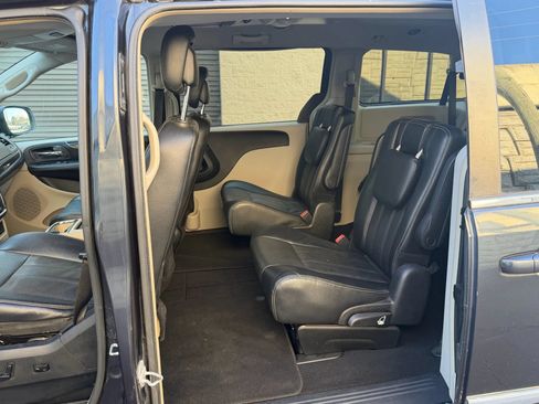 Used 2014 Chrysler Town & Country Touring FWD image 27