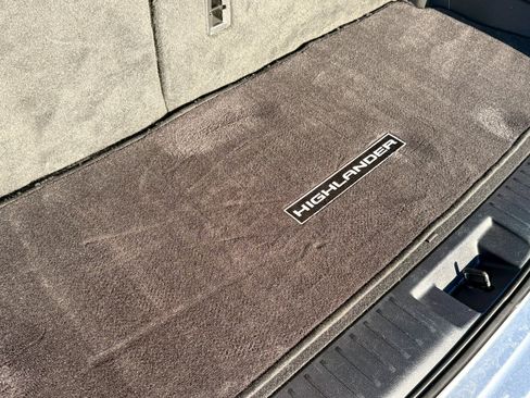 Used 2021 Toyota Highlander XLE image 12