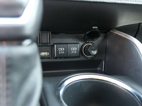 Used 2021 Toyota Highlander XLE FWD image 22