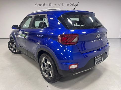 Used 2024 Hyundai Venue Limited FWD image 3