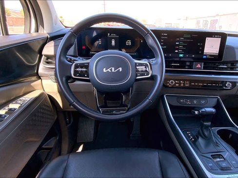 Used 2025 Kia Carnival FWD image 6