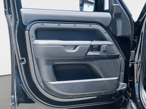 New 2025 Land Rover Defender 110 X-Dynamic SE image 12