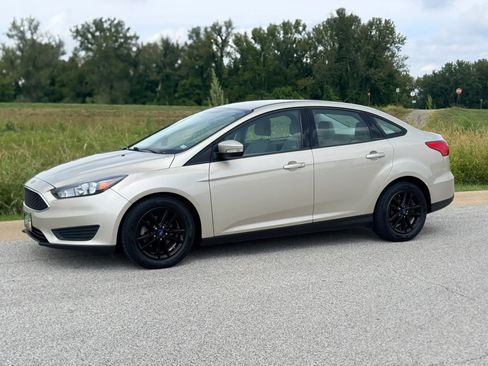 Used 2017 Ford Focus SE FWD image 12