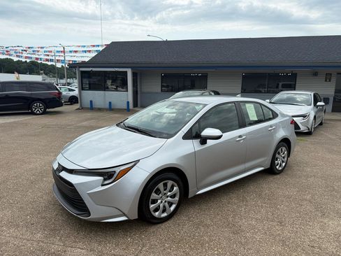 Used 2025 Toyota Corolla LE FWD image 3