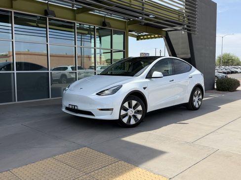 Used 2023 Tesla Model Y Long Range AWD/4WD image 1