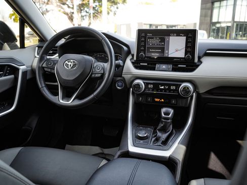 Used 2019 Toyota RAV4 Limited image 32