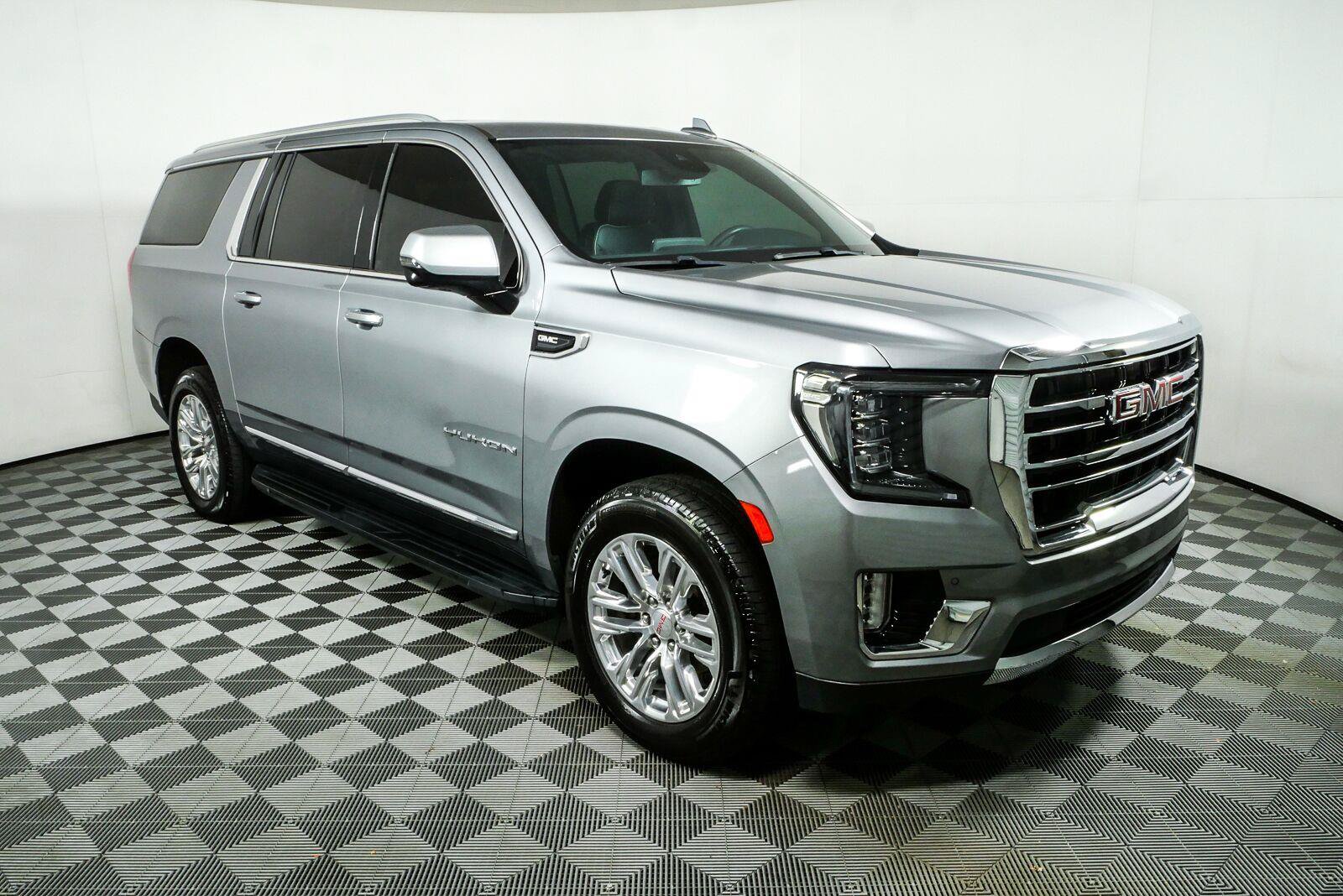 Used 2023 GMC Yukon XL SLT w/ SLT Luxury Package RWD image 1