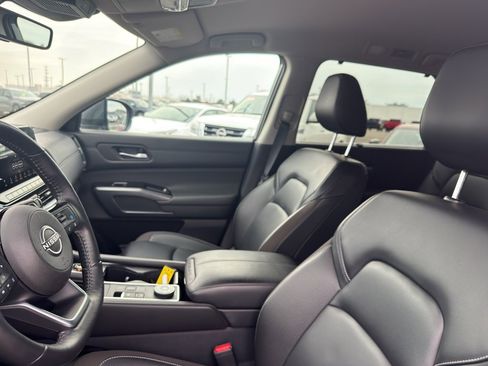 Used 2024 Nissan Pathfinder SL w/ Black Appearance Package image 26