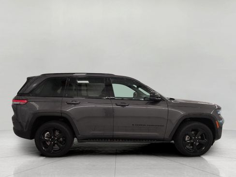 Used 2024 Jeep Grand Cherokee Altitude AWD/4WD image 11