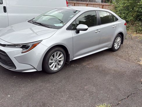 Used 2024 Toyota Corolla LE w/ LE Convenience Package FWD image 2