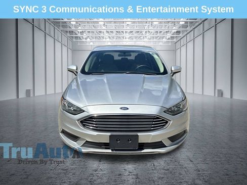 Used 2018 Ford Fusion SE w/ Fusion SE Technology Package FWD image 2
