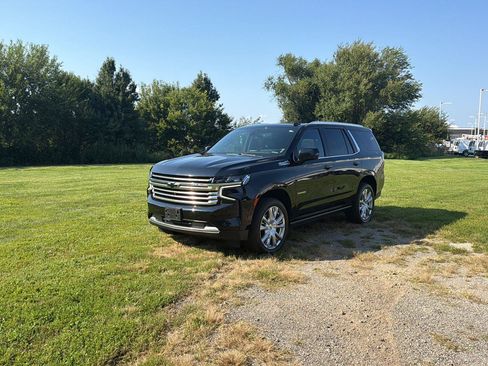 Used 2021 Chevrolet Tahoe High Country w/ Premium Package AWD/4WD image 2