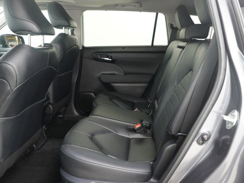 Used 2024 Toyota Highlander XLE image 17