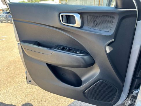 Used 2025 Hyundai Venue SEL FWD image 18