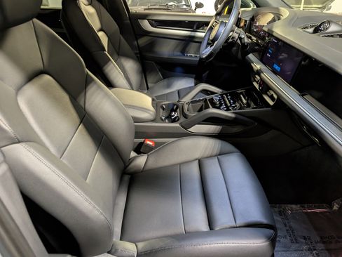 Used 2025 Porsche Cayenne S image 28