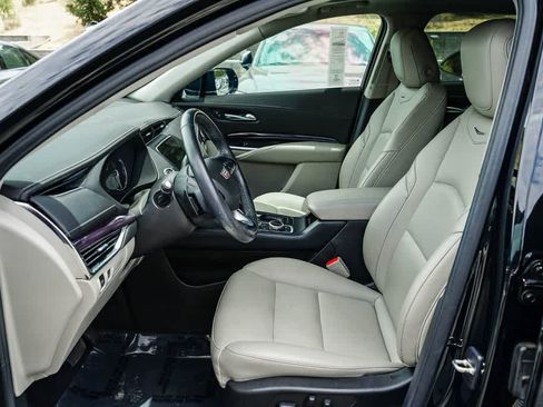 Used 2023 Cadillac XT4 Luxury w/ Cold Weather Package FWD image 17