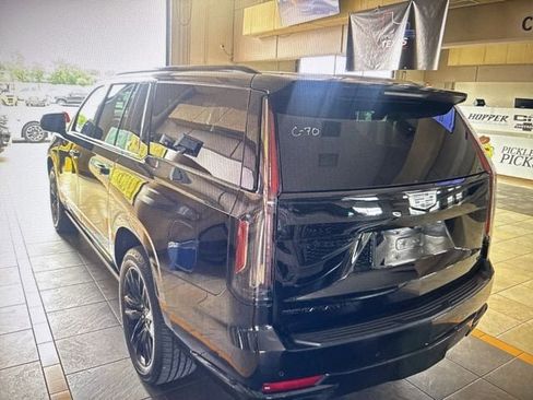 Used 2023 Cadillac Escalade ESV Sport Platinum image 3