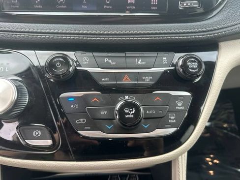 Used 2023 Chrysler Pacifica Limited FWD image 25