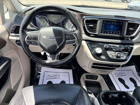 Used 2018 Chrysler Pacifica Touring-L FWD image 14