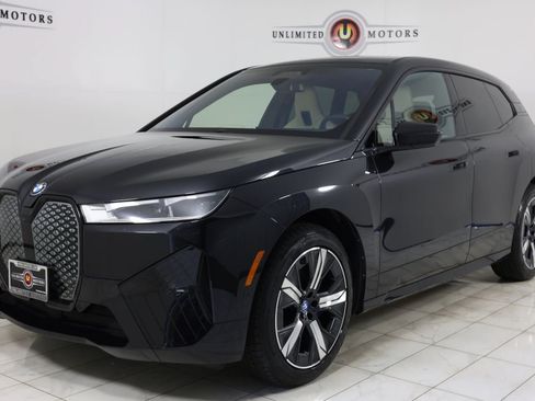 Used 2024 BMW iX xDrive50 w/ Premium Package AWD/4WD image 5