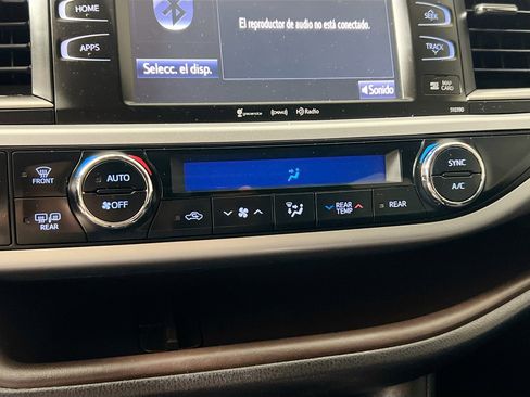 Used 2019 Toyota Highlander XLE FWD image 26