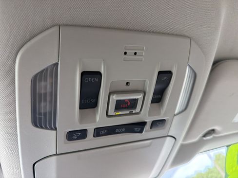 Used 2023 Toyota Highlander XLE FWD image 5