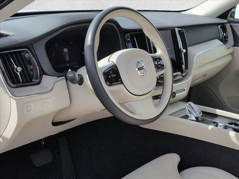 Used 2022 Volvo XC60 B6 Inscription w/ Climate Package image 10