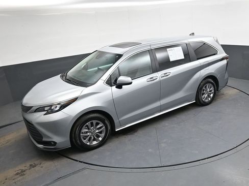 Used 2025 Toyota Sienna XLE image 34