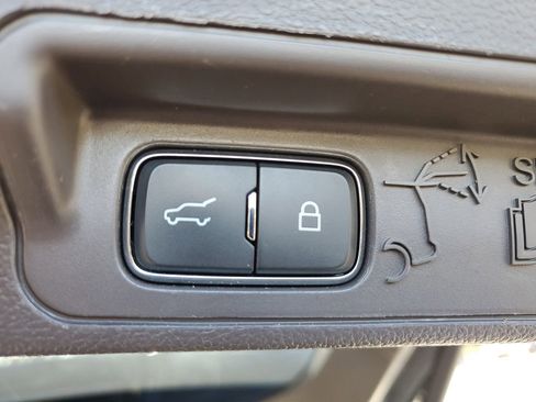 Used 2020 Ford Explorer Platinum w/ Premium Technology Package image 17