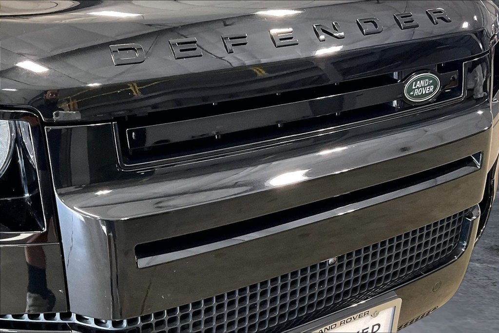 Certified 2025 Land Rover Defender 110 V8 AWD/4WD image 34