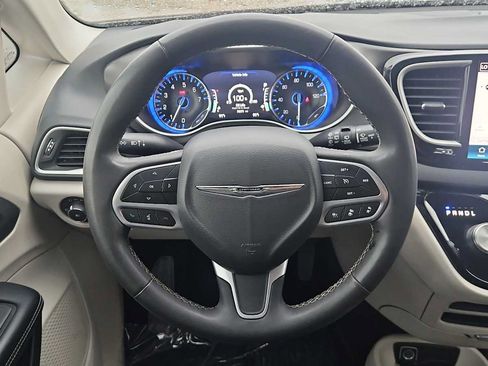 Used 2023 Chrysler Pacifica Touring-L FWD image 11