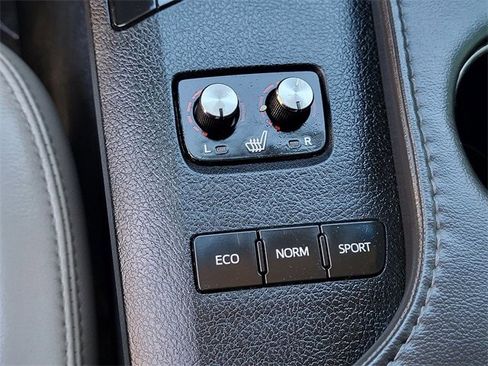 Used 2016 Toyota Avalon XLE image 17