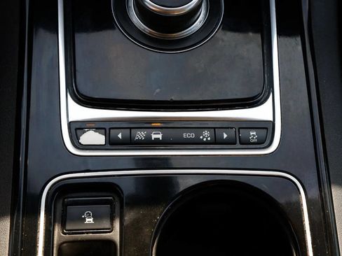 Used 2017 Jaguar XE image 25