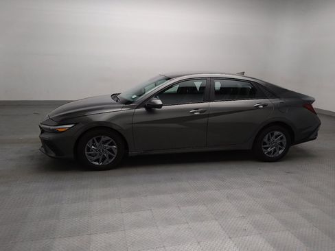 Used 2024 Hyundai Elantra SEL FWD image 2