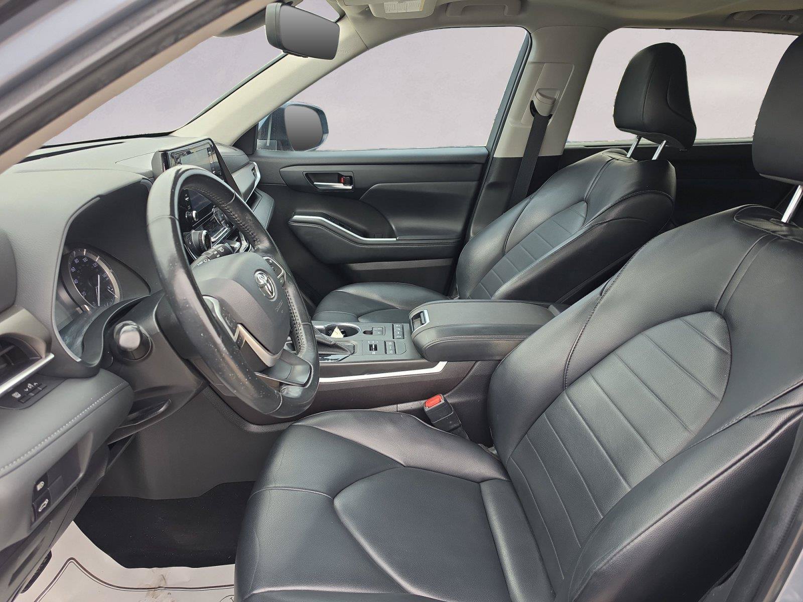 Used 2022 Toyota Highlander XLE AWD/4WD image 9