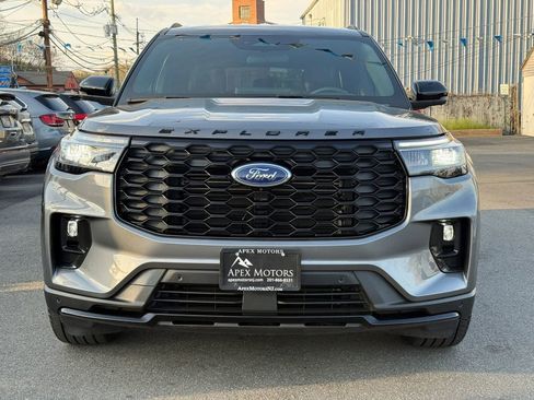 Used 2025 Ford Explorer ST-Line w/ ST-Line Street Pack image 2