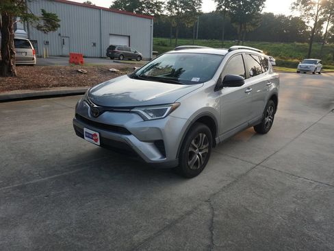 Used 2018 Toyota RAV4 LE FWD image 28