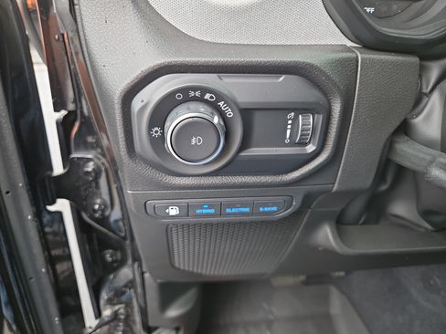Certified 2024 Jeep Wrangler Unlimited w/ Convenience Group AWD/4WD image 30