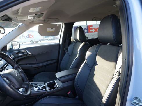 Used 2024 Mitsubishi Outlander SE image 12